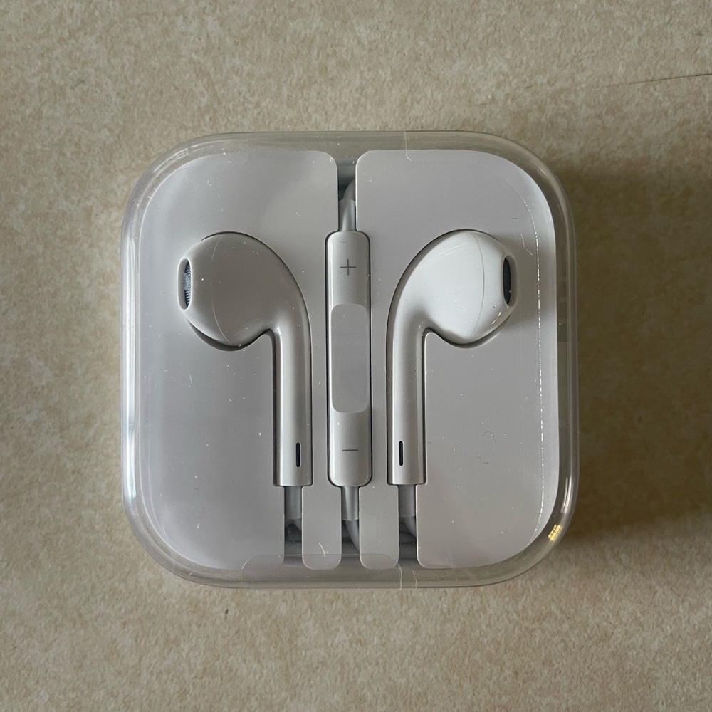 Apple EarPods 3.5mm Wired Earbuds w Mic Remote New in Case Authentic Aux Plug